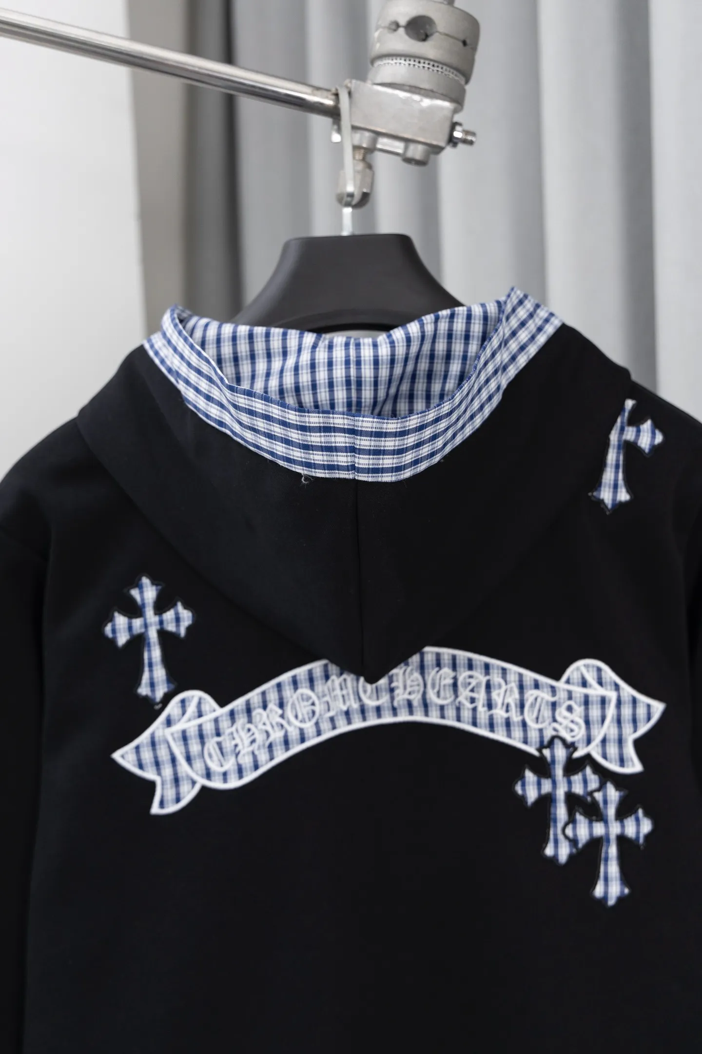 P330 Style No.: S016 𝗖𝗵𝗿𝗼𝗺𝗲 𝗛𝗲𝗮𝗿𝘁𝘀/Cro Xin 2025 washed and burnt patch embroidered autumn and winter new original single counter American patchwork 3D three-dimensional couple casual cardigan plus velvet sweatshirt 👑The highest version! Customized fabric 480g tripe terry fabric! American acid-washed and distressed original fabric, laser burning + patch embroidery, exquisite embroidery of letters! The best-selling model in the counter, very comfortable to wear. Accessories: original molded and authenticated collar label➕100% silk wash label. Genuine purchase-grade original hangtag➕matching hanging rope➕3D hanging beads➕original packaging bag. Craftsmanship: The original version has consistent wiring! The highest version of the armhole matching technique! Color: Black Size: S-XL